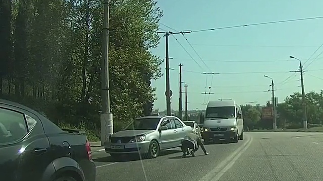 Девушка бросилась под машину, спасая котенка Девушка бросилась под машину, спасая котенка