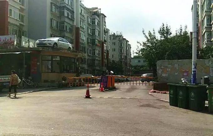 Местные жители проучили женщину за наглую парковку Местные жители проучили женщину за наглую парковку авто, автоместь, женщина за рулем, кран, крыша, парковка, прикол, юмор