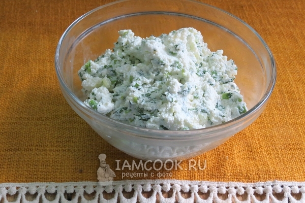 Смешать творог с зеленью