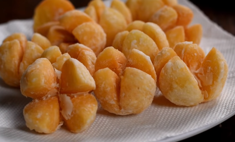 Золотистые картофельные шарики — самая необычная закуска из картошки