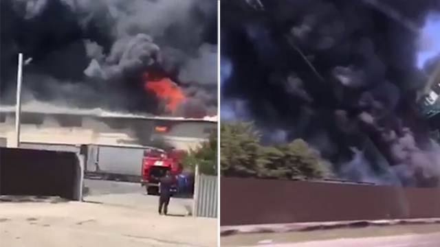 Очевидцы засняли на видео серьезный пожар в цехе по производству матрасов под Ростовом