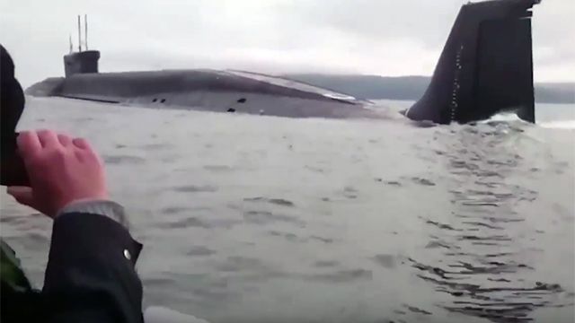лодка всплыла рядом с рыбаками лодка всплыла рядом с рыбаками