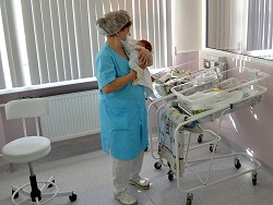 Рождаемость в России снизилась до минимума за 10 лет
