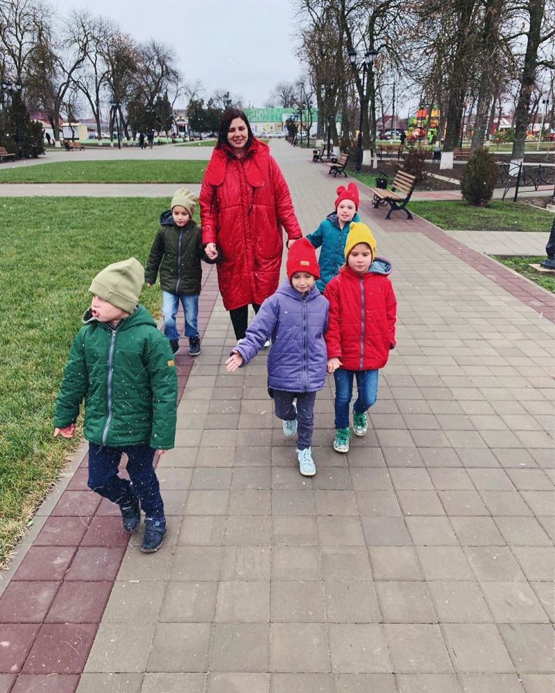 5 диких фактов о 35-летней блогерше, которая выходит замуж за своего пасынка
