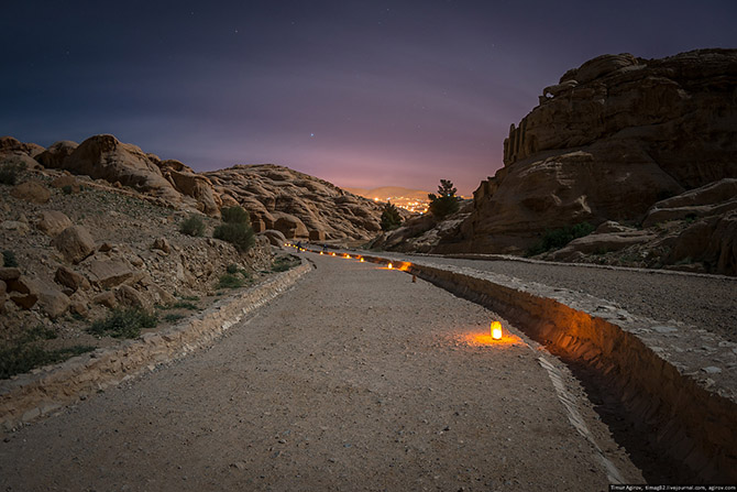 Прогулка по ночному древнему городу в Иордании