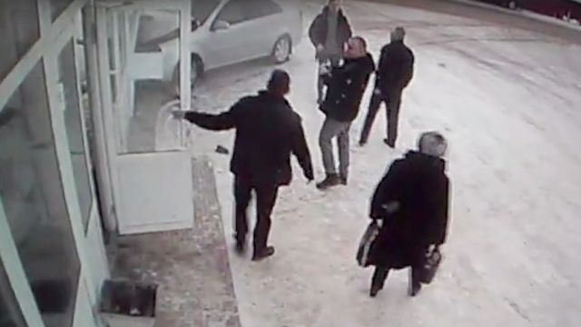 Видео: автомобиль протаранил завод во Владимирской области