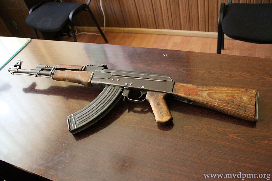 Все это время записка пролежала в прикладе этого автомата (Фото: пресс-служба МВД Приднестровья).