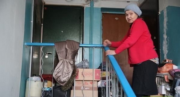 Старушка 10 лет собирала вонючий мусор. Открыв дверь ее квартиры, соседи позвонили в санстанцию… Старушка 10 лет собирала вонючий мусор. Открыв дверь ее квартиры, соседи позвонили в санстанцию…
