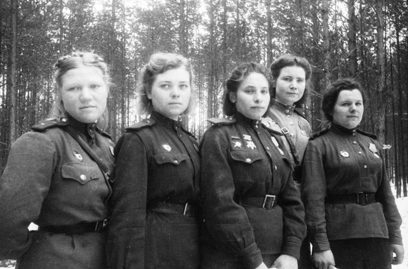 Девушки-санинструкторы 6-й гвардейской армии. 08.03.1944. Автор: Борис Вдовенко