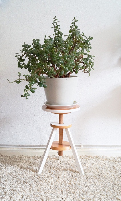Мини-стул для комнатного цветка, что станет просто очаровательным решением для декора комнаты.