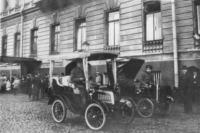 Появились на улицах Санкт-Петербурга в 1908 году, развозили пассажиров наряду с извозчиками. Появились на улицах Санкт-Петербурга в 1908 году, развозили пассажиров наряду с извозчиками.