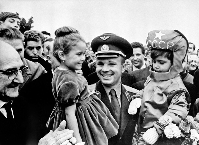 "Кедр! Я Заря-1" 12 апреля 1961 года, советский космонавт Юрий Гагарин впервые облетел земной шар "Кедр! Я Заря-1" 12 апреля 1961 года, советский космонавт Юрий Гагарин впервые облетел земной шар
