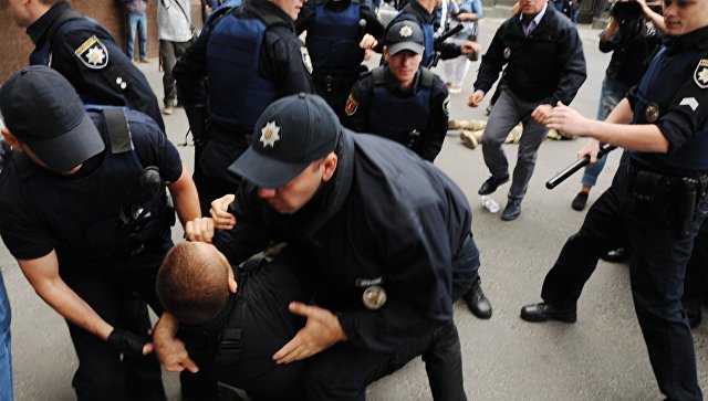 Акция протеста у российких диппредставительств на Украине Акция протеста у российких диппредставительств на Украине
