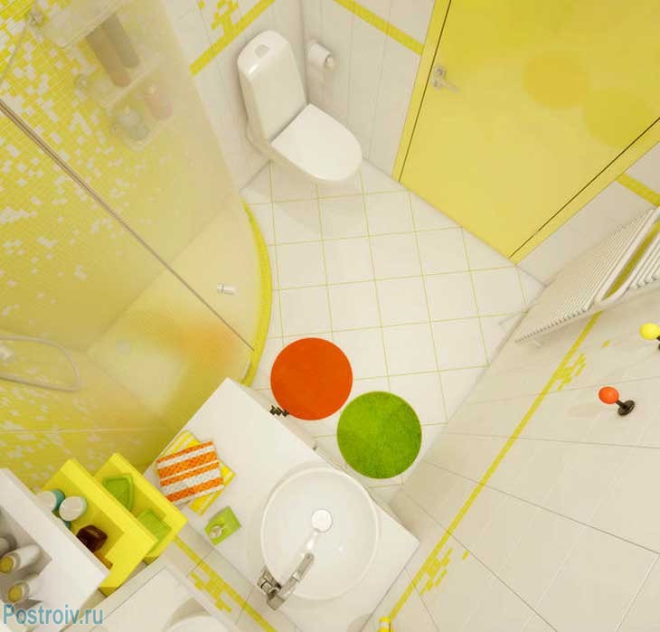 Зеленый и красный коврики в ванной делают ванную комнату еще интересней. Фото
