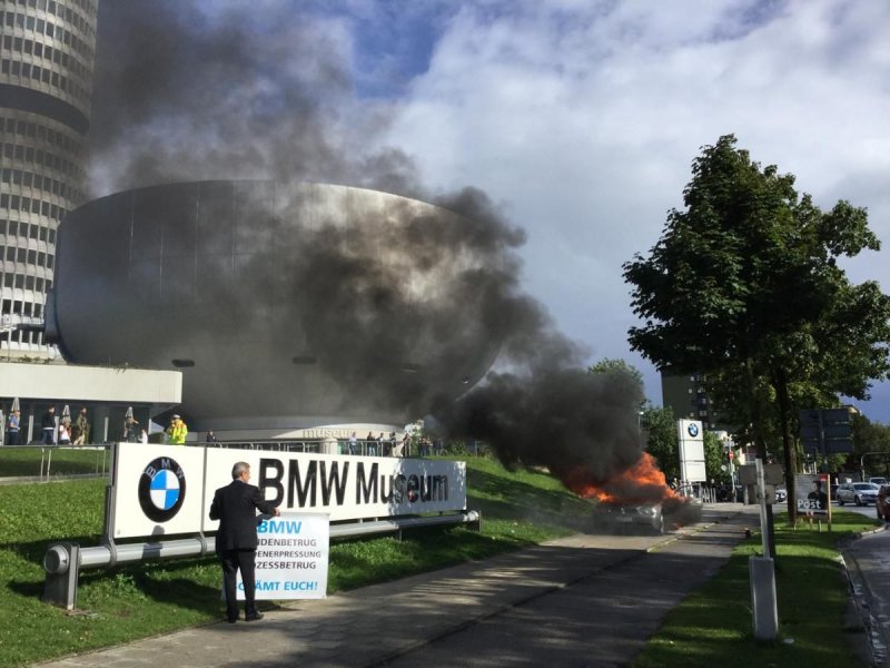 Мужчина сжег BMW напротив главного музея марки