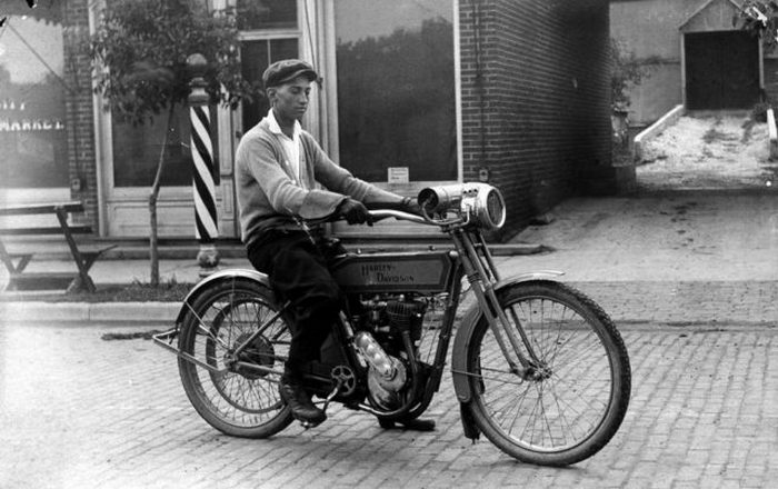 Дон Уитлок на Harley Davidson. Декабрь 1915 Дон Уитлок на Harley Davidson. Декабрь 1915