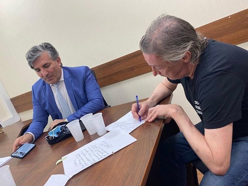 Дочь Михаила Ефремова обвинила его адвоката в гомофобии Дочь Михаила Ефремова обвинила его адвоката в гомофобии
