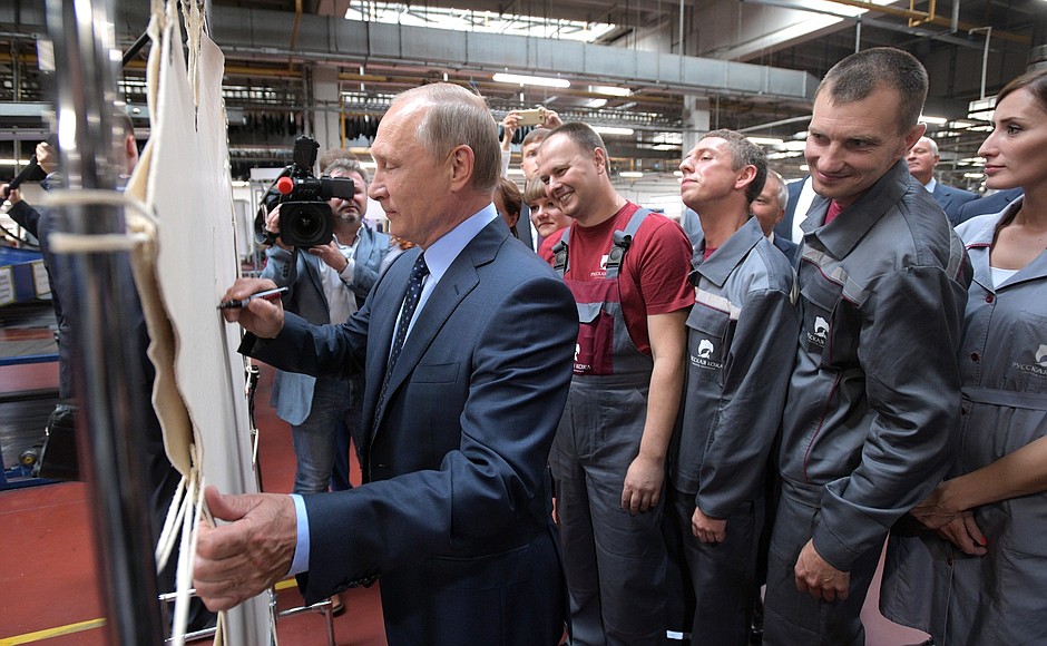 На Рязанском кожевенном заводе. Президент ознакомился с основными направлениями деятельности предприятия.
