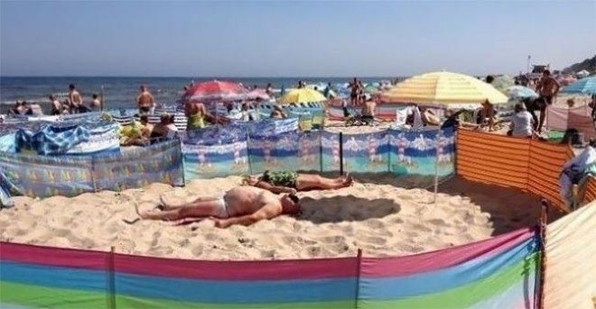 Поляки так сильно любят ограждения во время пляжного отдыха Поляки так сильно любят ограждения во время пляжного отдыха