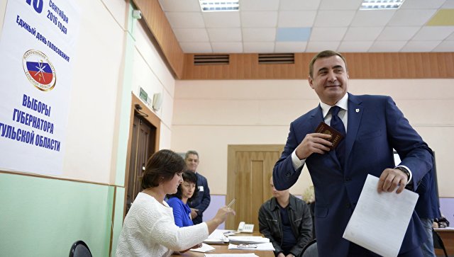 Временно исполняющий обязанности губернатора Тульской области Алексей Дюмин в единый день голосования на избирательном участке в Туле Временно исполняющий обязанности губернатора Тульской области Алексей Дюмин в единый день голосования на избирательном участке в Туле
