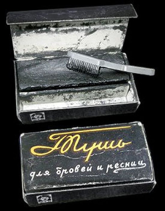 Тушь для ресниц и бровей, в которую предварительно нужно было поплевать. | Фото: kryaker.dwg.ru. Тушь для ресниц и бровей, в которую предварительно нужно было поплевать. | Фото: kryaker.dwg.ru.