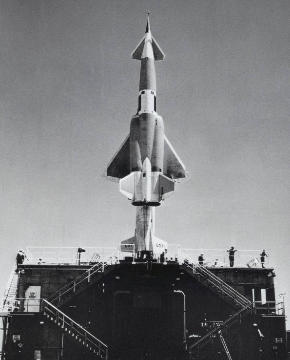 Крылатая ракета Navaho (G-26) на стационарной пусковой установке, 25 апреля 1957 года. mix.msfc.nasa.gov - «Буря» против «Навахо» | Warspot.ru