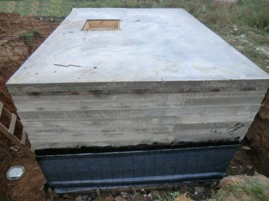 Рис. 11. Гидроизоляция стен погреба с использованием битумной мастики и рулонных материалов Рис. 11. Гидроизоляция стен погреба с использованием битумной мастики и рулонных материалов