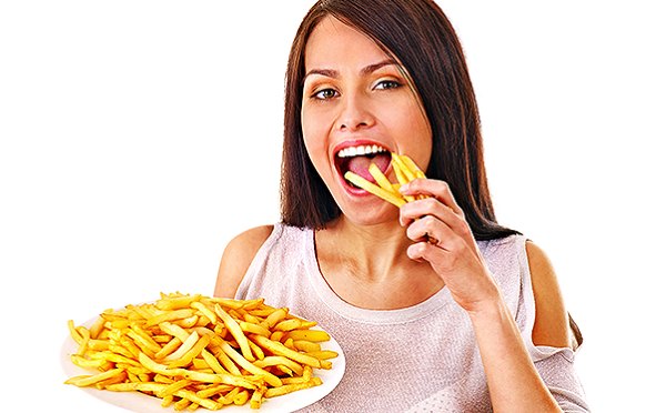 Девушка ест картошку фри