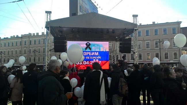 В Петербурге на акции против террора выпустили 13 белых голубей В Петербурге на акции против террора выпустили 13 белых голубей