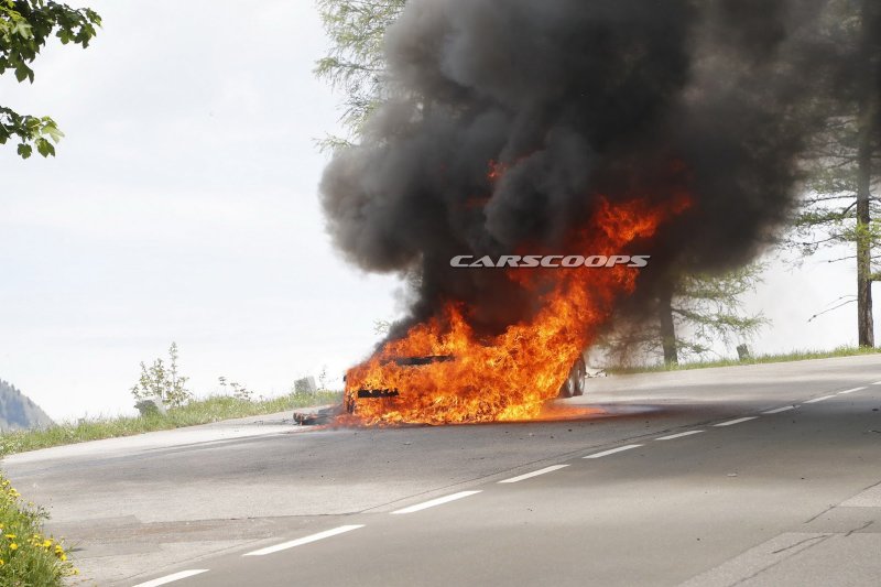Прототип Audi A7 сгорел во время испытаний в Альпах Прототип Audi A7 сгорел во время испытаний в Альпах audi, возгорание, испытание, пожар, прототип