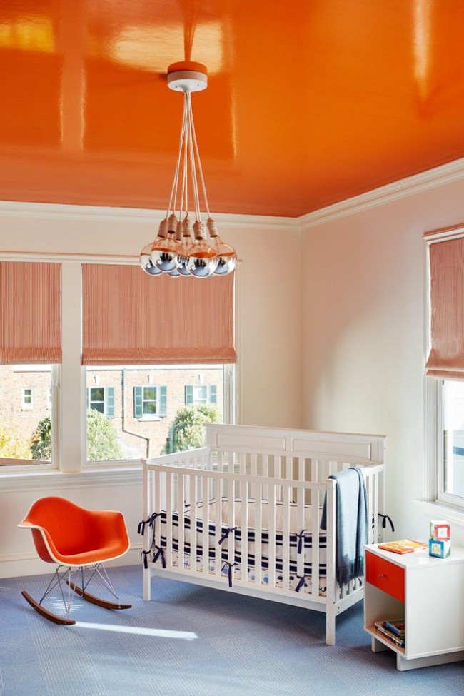 Детская комната с глянцевым оранжевым потолком
