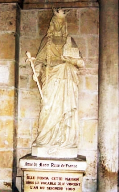 Скульптурное изображение Анны Ярославны. Костел святого Винсента в Санлисе
