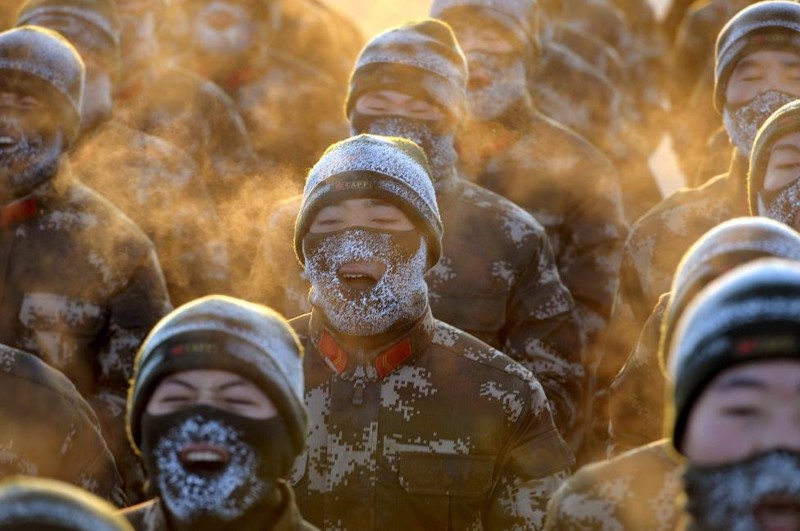 Тяжело в учении, легко в бою: 30 фотографий с тренировок китайских вооруженных сил .