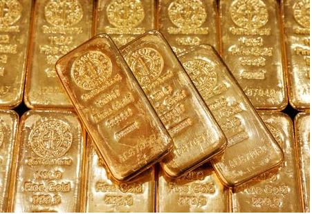 Золотые слитки в офисе GoldSilver Central в Сингапуре, 19 июня 2017 года. REUTERS/Edgar Su Золотые слитки в офисе GoldSilver Central в Сингапуре, 19 июня 2017 года. REUTERS/Edgar Su