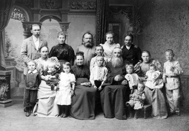 Почему люди не улыбаются на старых фотографиях? Почему люди не улыбаются на старых фотографиях?
