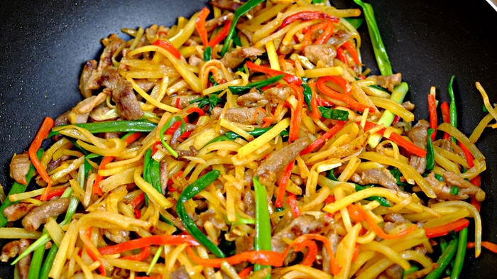 Картошка с мясом и овощами Жареная картошка, Картошка с мясом, Видео, Длиннопост, Рецепт, Еда