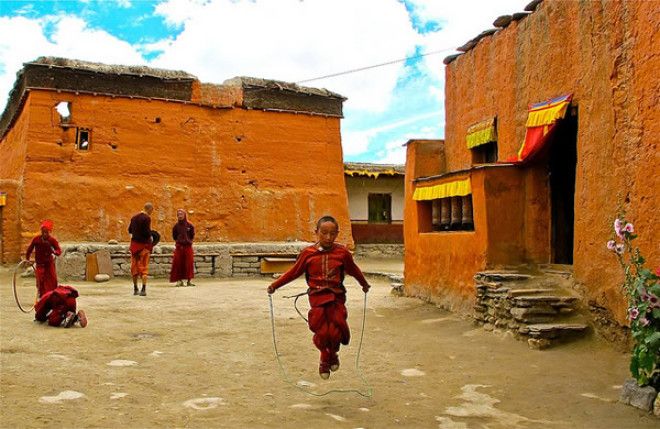 Юный монах прыгает со скакалкой, Непал