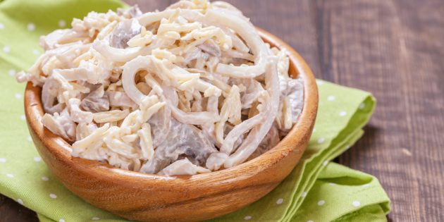 Как приготовить салат с кальмарами и грибами