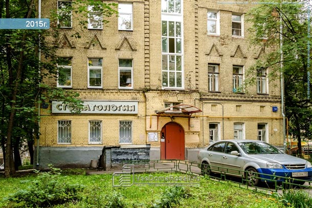 Было. Когда‑то дом был из красного кирпича. Старожилы до сих пор называют его «красный дом». Но в 60‑е годы прошлого века его вдруг решили перекрасить в грязно-желтый цвет. Фото: vsedomarossii.ru
