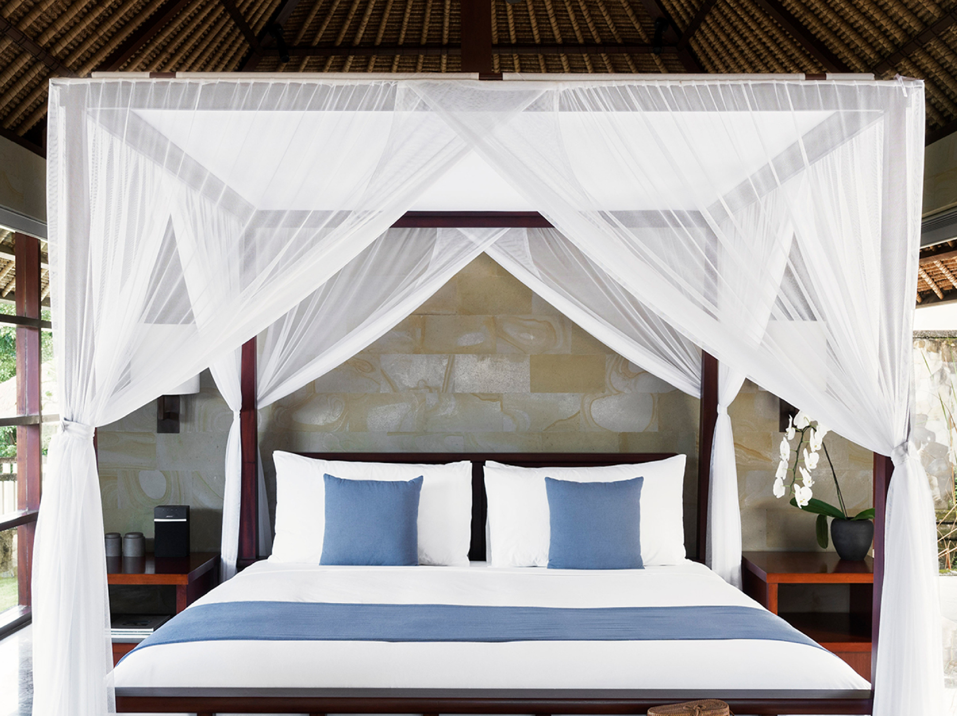 Балдахин оживляет спальню, добавляя в интерьер легкость и романтику, отсылая стиль к отпускному отдыху на берегу моря