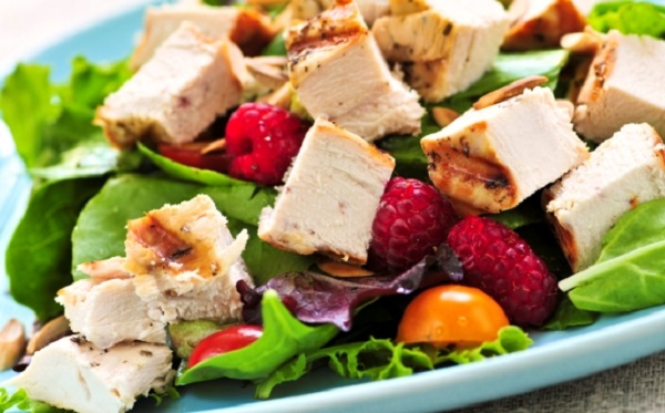 Green salad with grilled chicken