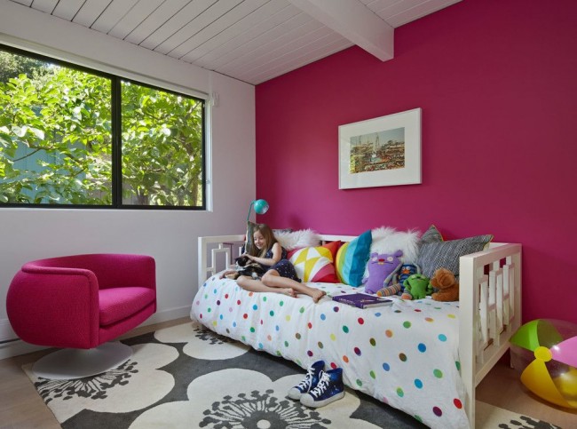 Благодаря своей экологичности водоэмульсионную краску можно использовать и для покраски детской комнаты
