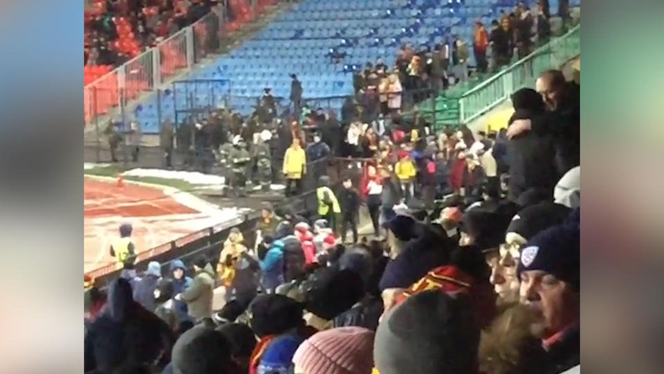 Шнуров поддержал акцию покинувших стадионы футбольных фанатов