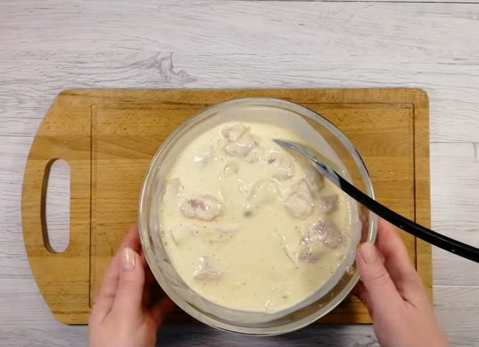 Курица должна мариноваться не менее двух часов. Курица должна мариноваться не менее двух часов.