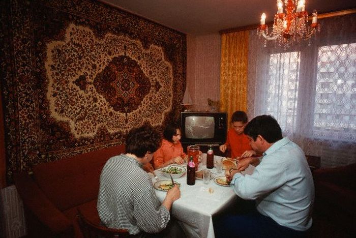 Семейный обед. СССР, Москва, 1980-е годы. Семейный обед. СССР, Москва, 1980-е годы.