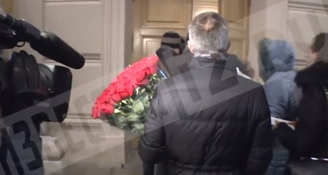 Видео: москвичи приносят цветы к Большому театру в знак скорби по Хворостовскому