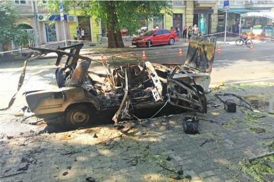 Первые фото и видео с места мощного взрыва автомобиля в Одессе