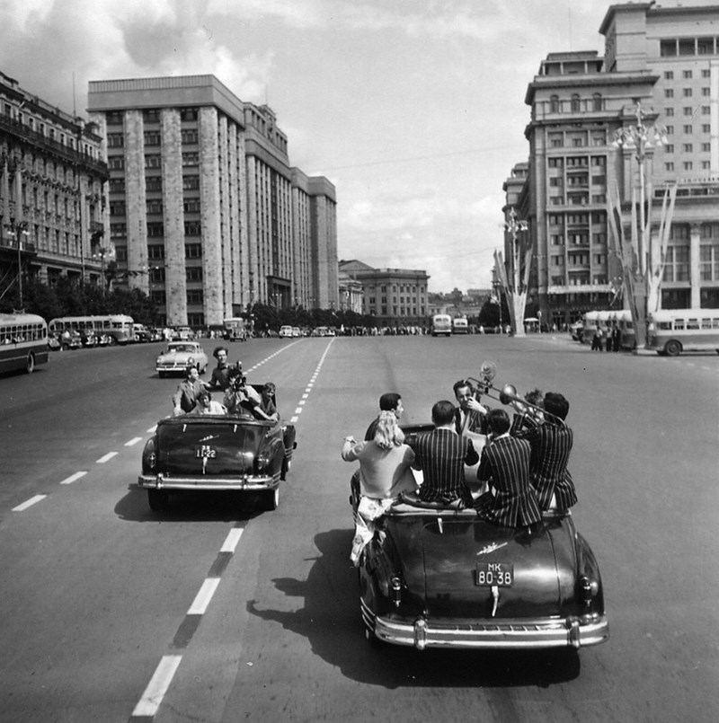 64 ГЕНИАЛЬНЫХ ФОТОГРАФИИ СОВЕТСКОЙ ЭПОХИ Фестиваль молодежи и студентов на улицах Москвы. 1957 год. Фото: Михаил Трахман