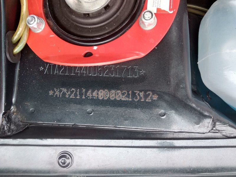 Но что там за странные следы сварки в углу площадки под VIN? И аккумулятор уже заменили… Но что там за странные следы сварки в углу площадки под VIN? И аккумулятор уже заменили… авто, автоваз, автомобили, автосалон, ваз, лада, мошенничество, самара