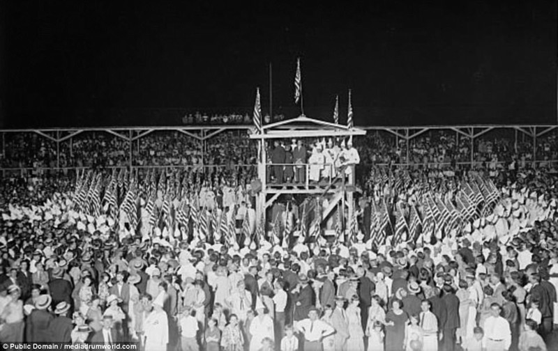 Ку-клукс-клан идет по Вашингтону: шокирующие фото 1920-х годов Ку-клукс-клан идет по Вашингтону: шокирующие фото 1920-х годов